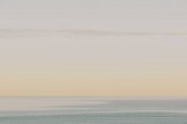 Vue de l'eau calme de l'océan, horizon et ciel à l'aube, côte nord de l'Oregon — Photo de stock