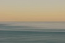 Blick auf Meer, Horizont und Himmel im Morgengrauen, verschwommene Bewegung, nördliche Oregon-Küste — Stockfoto