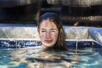 13-річна дівчина в басейні з роздумами, що грають на її обличчі — стокове фото