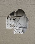 Деталь поврежденной стены бетонного здания — стоковое фото