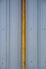 Помаранчева труба для зливу труб на стіну з гофрованого металу, крупним планом — стокове фото