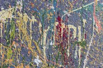 Vista de perto de manchas coloridas de tinta de grafite na parede urbana, fundo abstrato — Fotografia de Stock