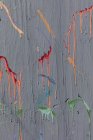 Pintura colorida de graffiti salpicada en la pared urbana, fondo abstracto - foto de stock