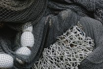 Haufen kommerzieller Fischernetze und Kiemennetze auf einem Fischersteg, Nahaufnahme — Stockfoto