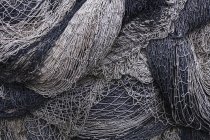 Haufen kommerzieller Fischernetze und Kiemennetze auf einem Fischersteg — Stockfoto