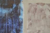 Imagen abstracta invertida de la pared metálica oxidada, medio cubierta de pintura, descomposición . - foto de stock