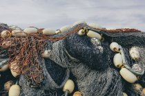 Haufen kommerzieller Fischernetze und Kiemennetze, Fishermens Terminal, Seattle, Washington — Stockfoto