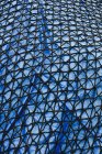 Dettaglio della rete da pesca commerciale che copre la tela cerata blu — Foto stock