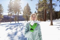 Блондинка-подросток держит снежок — стоковое фото