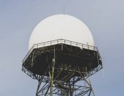 Antena de radar abovedada y torre, vista de ángulo bajo - foto de stock