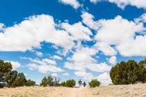 Brother and sister on hiking trail, Galisteo Basin, NM — Stock Photo