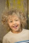 Porträt eines kleinen Jungen, der in die Kamera lächelt — Stockfoto