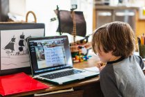 Ein Kind, das zu Hause arbeitet, Online-Unterricht während der Sperrung — Stockfoto