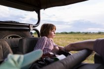 Ein fünfjähriger Junge auf Safari in einem Fahrzeug in einem Wildreservat — Stockfoto