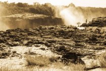 Chutes Victoria du côté de la Zambie, gorge profonde de la rivière avec des côtés verticaux et brouillard de l'eau qui tombe. — Photo de stock