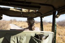 Senior woman in safari vehicle, Kalahari Desert, Makgadikgadi Salt Pans, Botswana — Fotografia de Stock