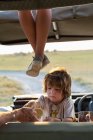 Menino de 5 anos de idade em veículo safari, Kalahari Desert, Makgadikgadi Salt Pans, Botsuana — Fotografia de Stock