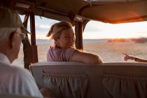 Family in safari vehicle, Kalahari Desert, Makgadikgadi Salt Pans, Botswana — Stock Photo