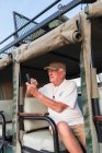 Senior man taking picture with smart phone, Kalahari Desert, Makgadikgadi Salt Pans, Botswana — Stock Photo