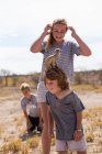 Ragazzo di 5 anni con Meerkat in testa, Kalahari Desert, Makgadikgadi Salt Pans, Botswana — Foto stock