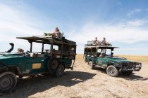 Vehículos safari, desierto de Kalahari, sartenes Makgadikgadi, Botswana - foto de stock