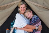 Mutter und ihre kleine Tochter im Teenageralter vor einem Zelt. — Stockfoto