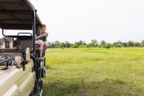 Ragazza di 13 anni sul veicolo safari, Botswana — Foto stock