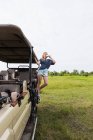 13-jähriges Mädchen auf Safari-Fahrzeug, Botsuana — Stockfoto