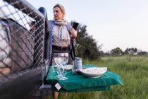 Spuntini e bevande sul tavolo pieghevole, veicolo safari, Botswana — Foto stock