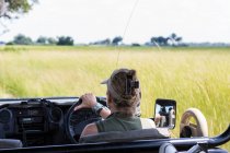 Adulto mulher condução safari veículo, Botsuana — Fotografia de Stock