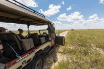 Safari guide and vehicle on dirt road — Stock Photo
