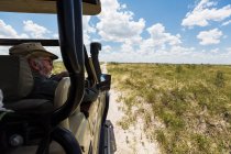 Guide safari et véhicule sur route de terre — Photo de stock