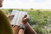 Mulher escrevendo em veículo safari, Botsuana — Fotografia de Stock