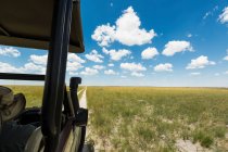 Veicolo safari su strada sterrata, Botswana — Foto stock