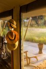 Cappelli appesi al chiosco, Maun, Botswana — Foto stock