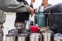 Gros plan de tasses à café en métal sur véhicule safari, Botswana — Photo de stock
