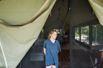 Портрет 13-летней девочки вне палаточного лагеря, Маун, Ботсвана — стоковое фото