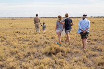 Família olhando para Meerkats (mangusto), Deserto de Kalahari, Makgadikgadi Salt Pans, Botswana — Fotografia de Stock