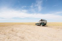 Safari-Fahrzeuge, Kalahari-Wüste, Makgadikgadi-Salinen, Botswana — Stockfoto