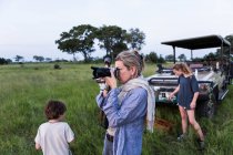 NÃO PÓS ESTE JUNHO ONLINE UNTIL 2022!! Mãe tirando fotos no safári ao pôr do sol, Botsuana — Fotografia de Stock