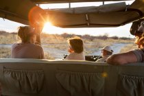Familia en vehículo safari, desierto de Kalahari, sartenes Makgadikgadi, Botswana - foto de stock