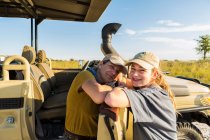 Madre e figlia adolescente appoggiata al veicolo safari, Botswana — Foto stock