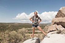 Niña de 12 años haciendo senderismo en Tsankawi Runis, NM. - foto de stock