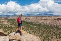 Escursioni di 12 anni ragazza in Tsankawi Runis, NM. — Foto stock
