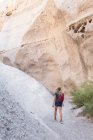 12-jähriges Mädchen beim Wandern in der wunderschönen Schlucht Kasha Katuwe, Tent Rocks, NM. — Stockfoto