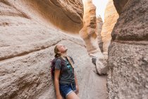 12-jähriges Mädchen beim Wandern in der wunderschönen Schlucht Kasha Katuwe, Tent Rocks, NM. — Stockfoto