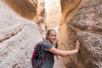 12 anni ragazza escursioni in bella slot canyon, Kasha Katuwe, Tenda Rocks, NM. — Foto stock