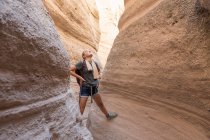 Fille de 12 ans randonnée dans le magnifique canyon à sous, Kasha Katuwe, Tent Rocks, NM. — Photo de stock