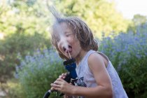 5-jähriger Junge trinkt aus Wasserschlauch — Stockfoto