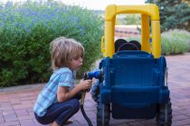 Retrato de menino de 5 anos com seu carro de brinquedo — Fotografia de Stock